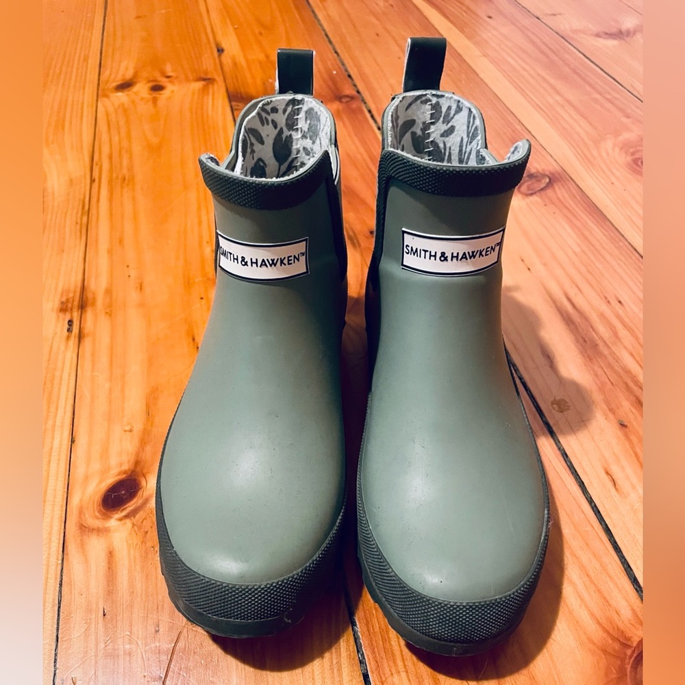 Smith & Hawken sage green rubber rain boots